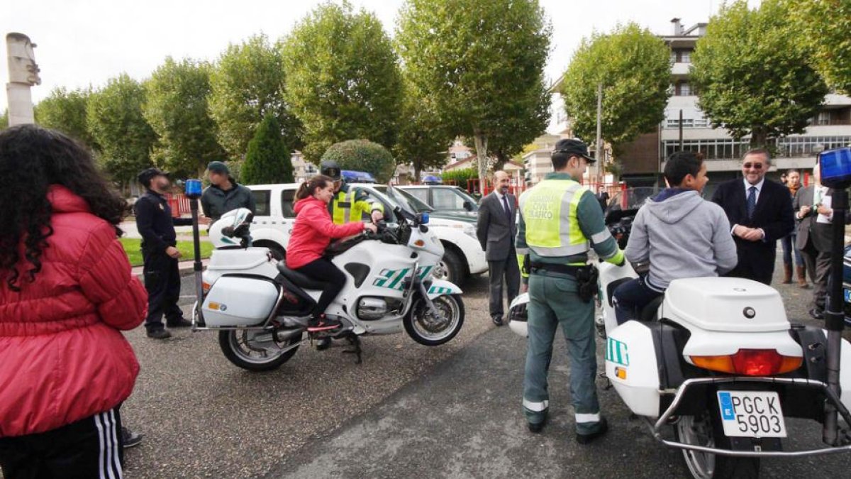 La exposición de equipos de Guardia Civil y Policía Nacional entusiasmó a los alumnos-G. G.