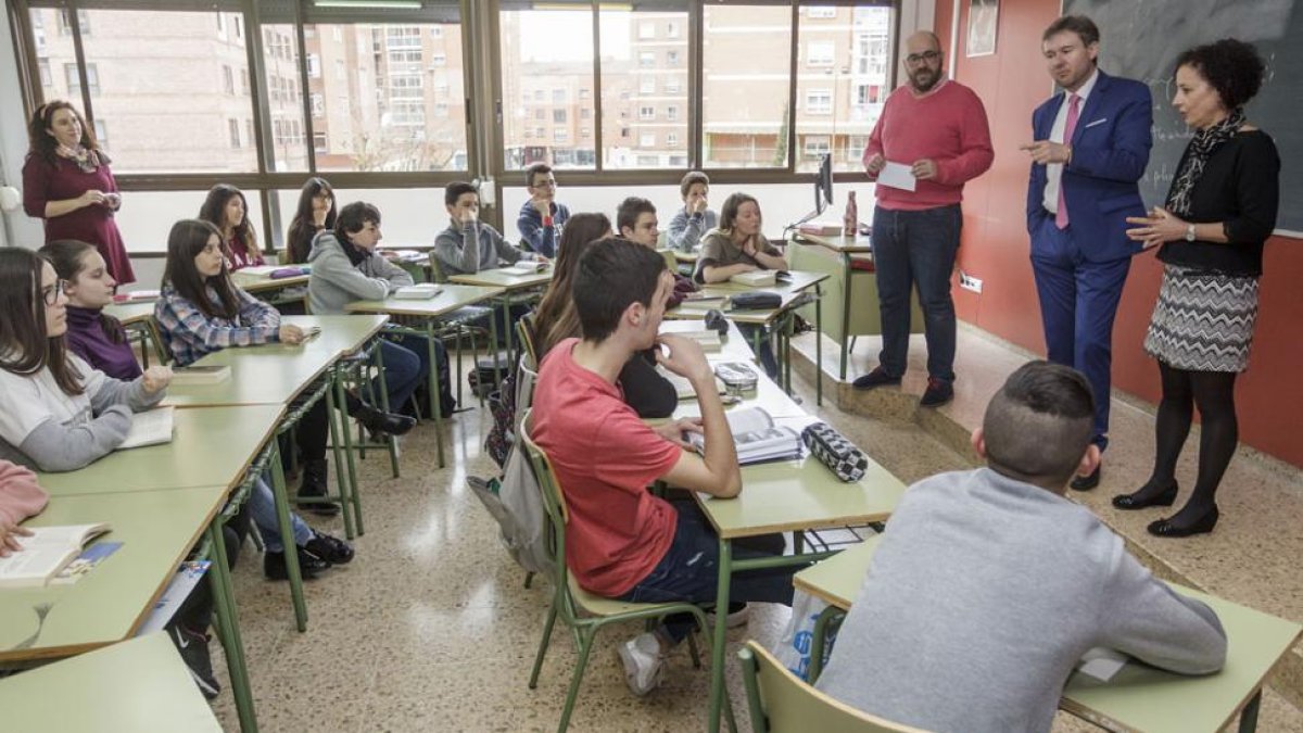 El alcalde de Burgos acompañado pro el director del colegio y la coordinadora del proyecto, se dirige a unos alumnos.-SANTI OTERO