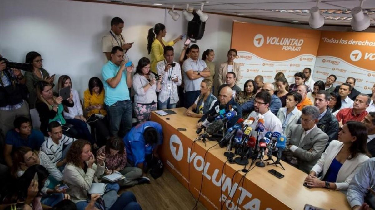 Miembros de la opositora MUD en una rueda de prensa celebrada el miércoles en Caracas.-EFE / MIGUEL GUTIÉRREZ