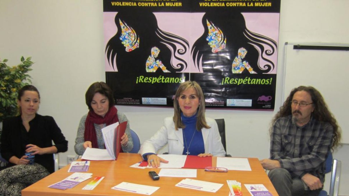 La concejala Azucena Esteban con el equipo técnico durante la presentación de la iniciativa.-L. V.