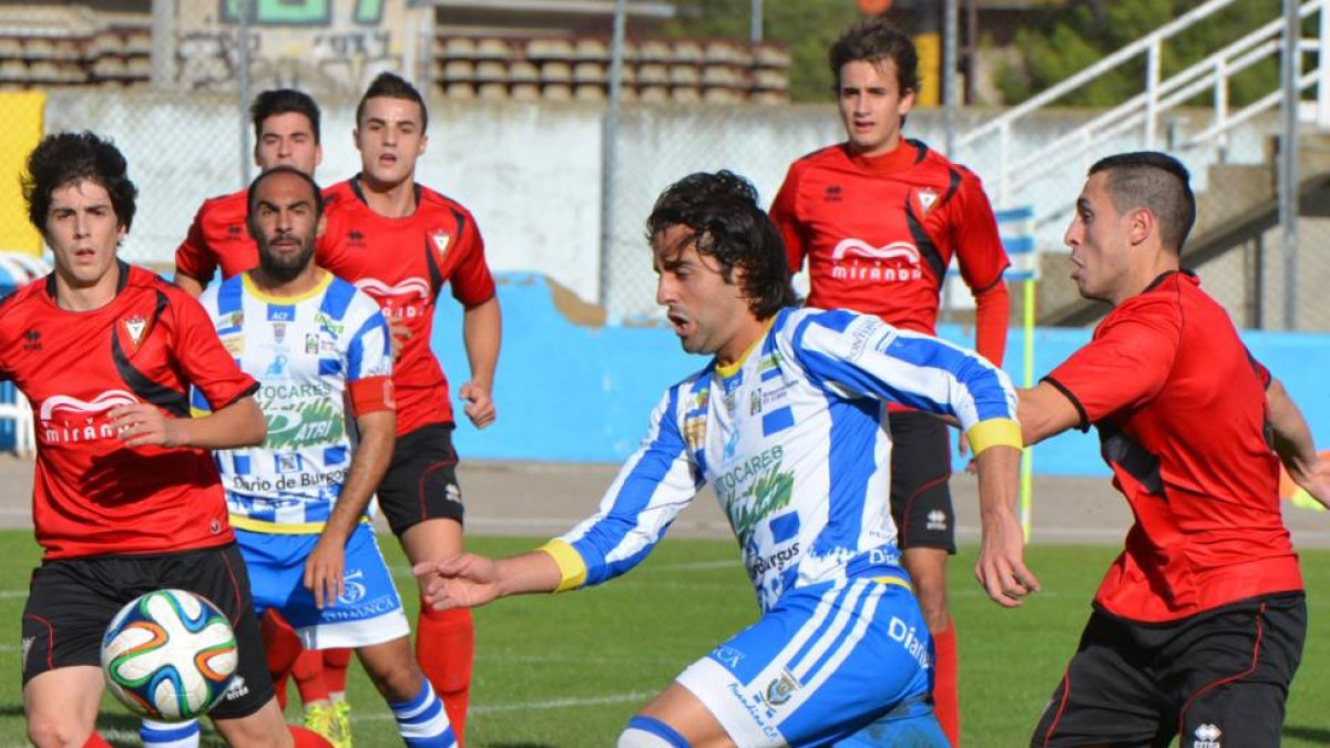 Seoane, autor del ter gol de la Arandina, conduce un balón en el choque ante el Mirandés B.-Alberto Calvo