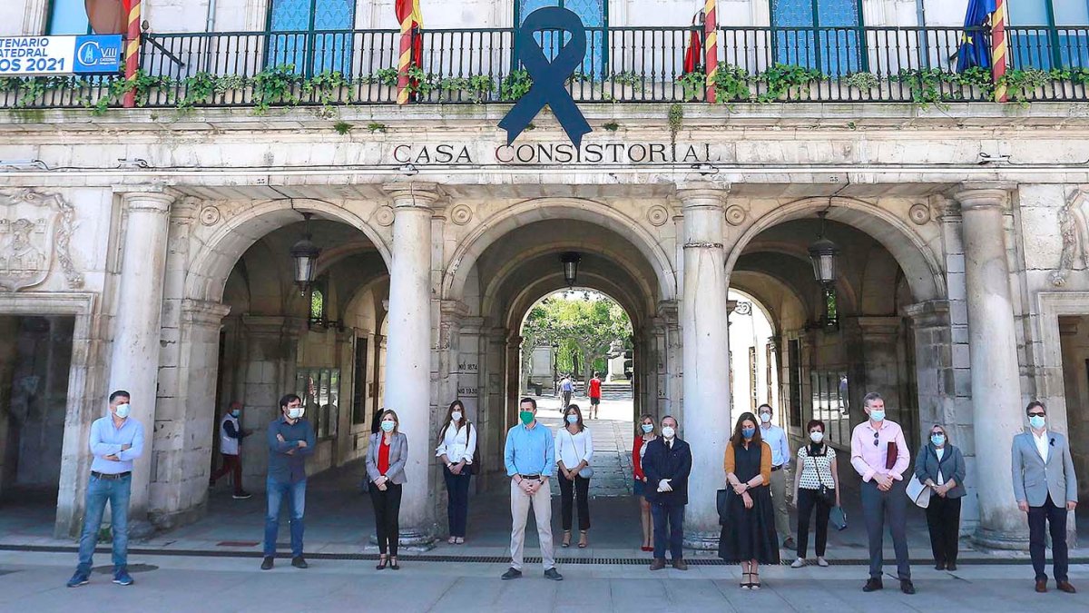 Ediles de la Corporación municipal en la fachada del Ayuntamiento durante el minuto de silencio. / RAÚL G. OCHOA