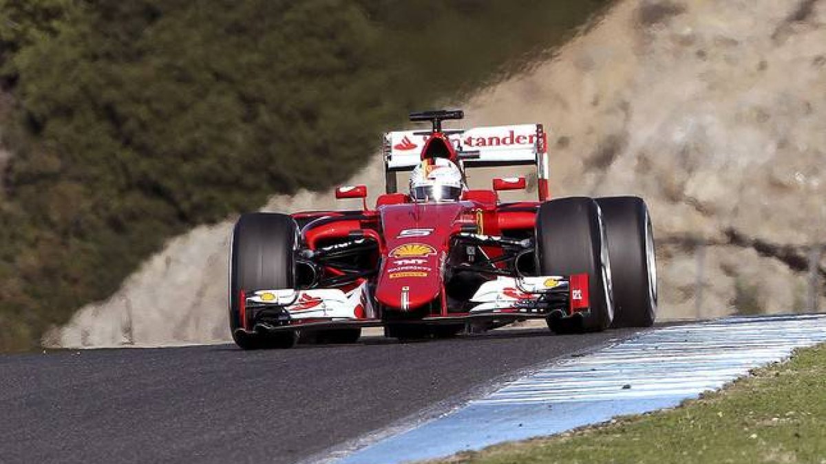 El Ferrari de Sebastian Vettel, en la primera jornada de entrenamientos oficiales de F-1, en el circuito de Jerez.-EFE