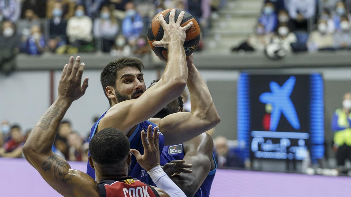 Dani Díez encara el aro ante la oposición de Cook. SANTI OTERO