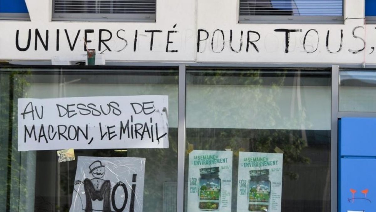 Pancartas en la Universidad de Toulouse.-/ AFP / PASCAL PAVANI