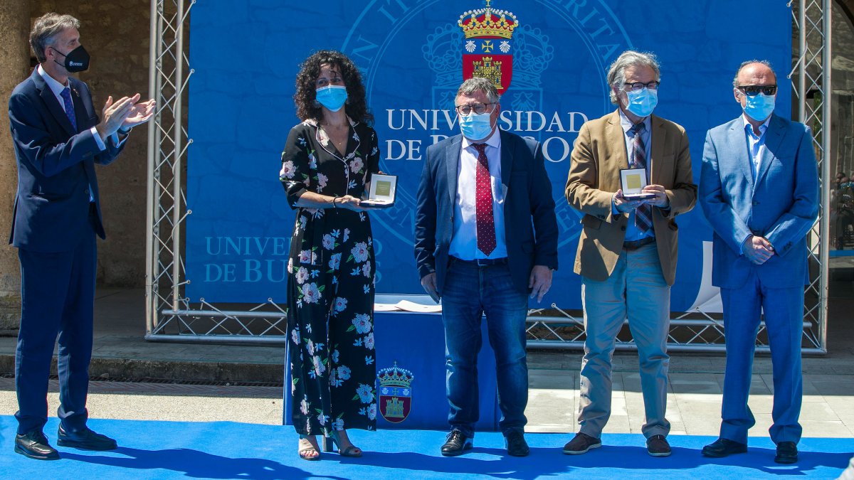 Manuel Pérez Mateos, ayer, junto a Mónica Chicote, Arsenio Besga Hernando, José María Romo y Evaristo Arzalluz. TOMÁS ALONSO
