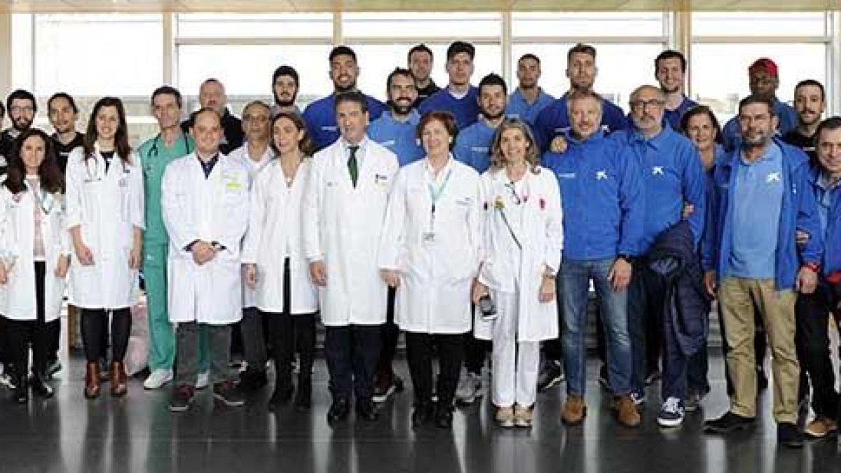 Personal del hospital, voluntarios de la Obra Social de la Caixa, jugadores y cuerpo técnico del San Pablo posan tras el acto celebrado ayer en el HUBU.-MARÍA GONZÁLEZ / SPB