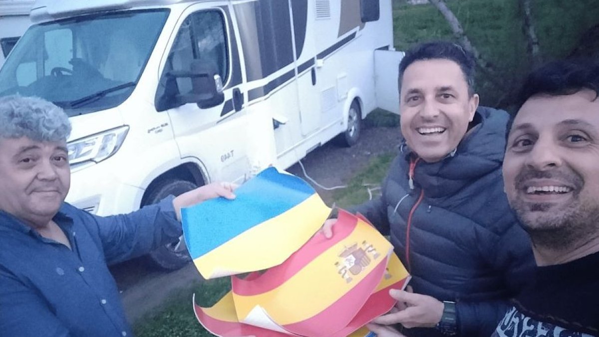 Íñigo López (derecha) se topó durante los primeros compases de su viaje con Antonio y Alberto, otros dos altruistas autocaravaneros procedentes de Madrid. ECB
