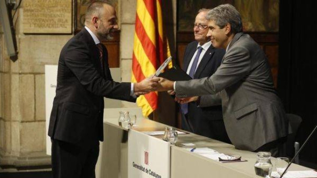 El conseller Francesc Homs entrega el premio a Marc Marginedas.-Foto: JULIO CARBÓ