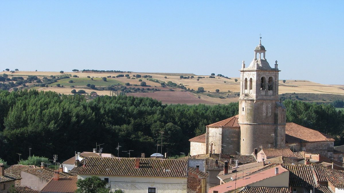 La torre de la iglesia de la Santa Cruz destaca entre el caserío de Tordómar. ECB