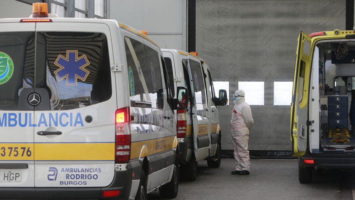 Ambulancias y personal sanitario en la zona de Urgencias del HUBU. RAÚL OCHOA