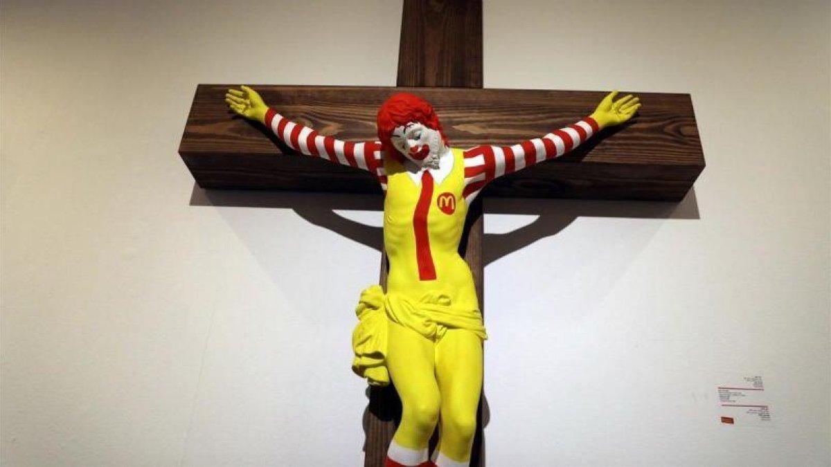 La escultura polémica McJesus de la artista finladesa Jani Leinonen.-REUTERS / AMMAR AWAD