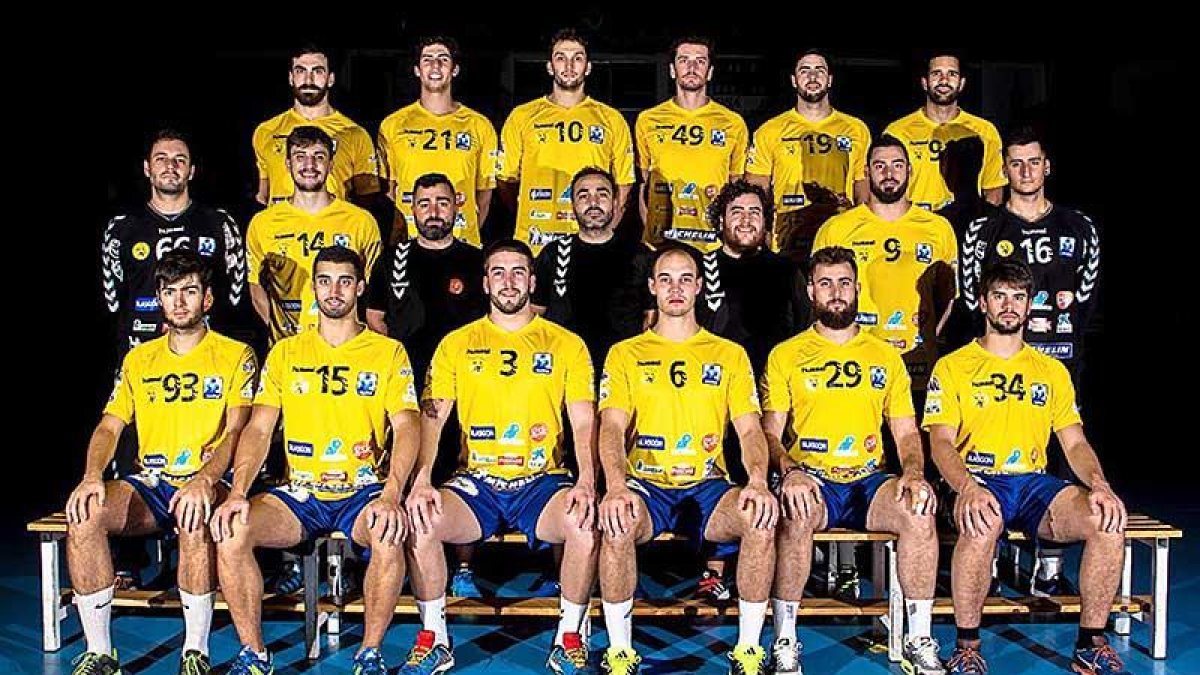 La plantilla del Villa de Aranda 2016/2017 posó para la foto oficial.-TWITTER/@BMVILLAARANDA