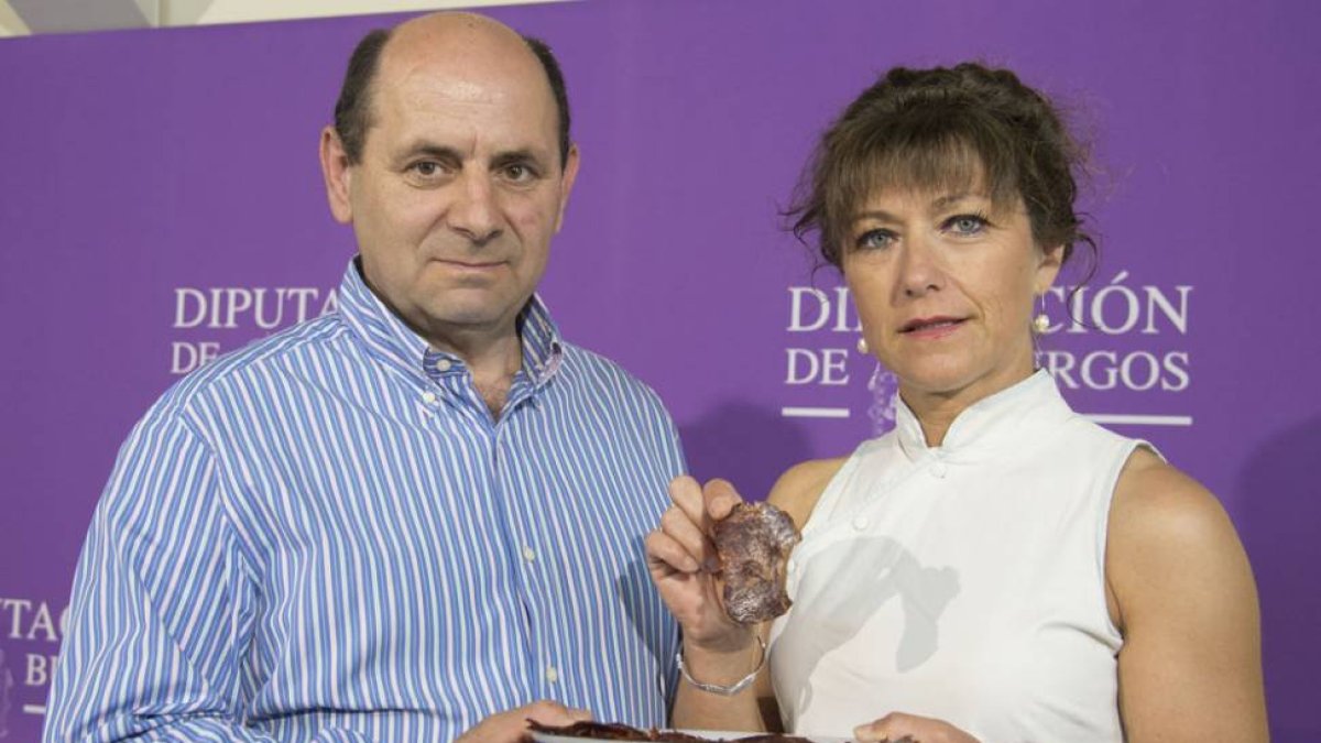 Ibáñez y Antón muestran los dos tipos de cecina más típicos de Quintanar, de burro y de vaca, que no faltarán en la feria.-R. O.