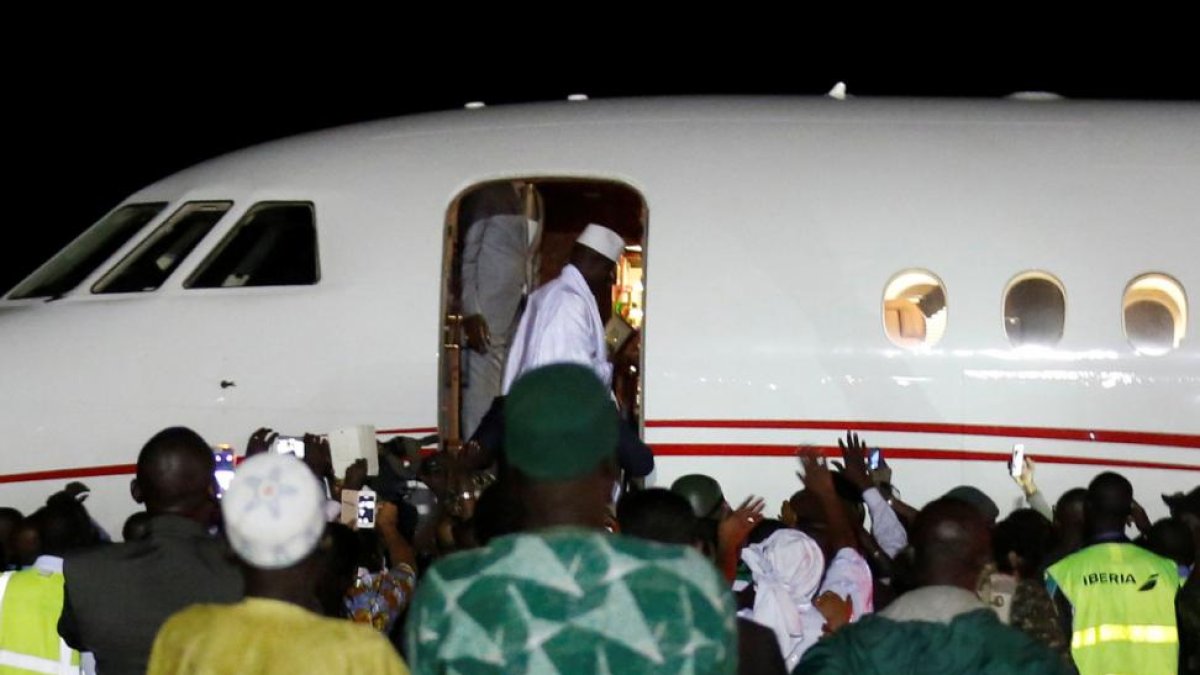 Yahya Jammeh embarca en el avión con el que ha abandonado Gambia.-THIERRY GOUEGNON / REUTERS