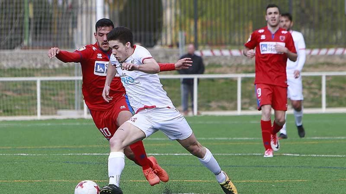 El centrocampista Isra conduce un balón en el choque frente ante el Numancia B-Raúl G. Ochoa