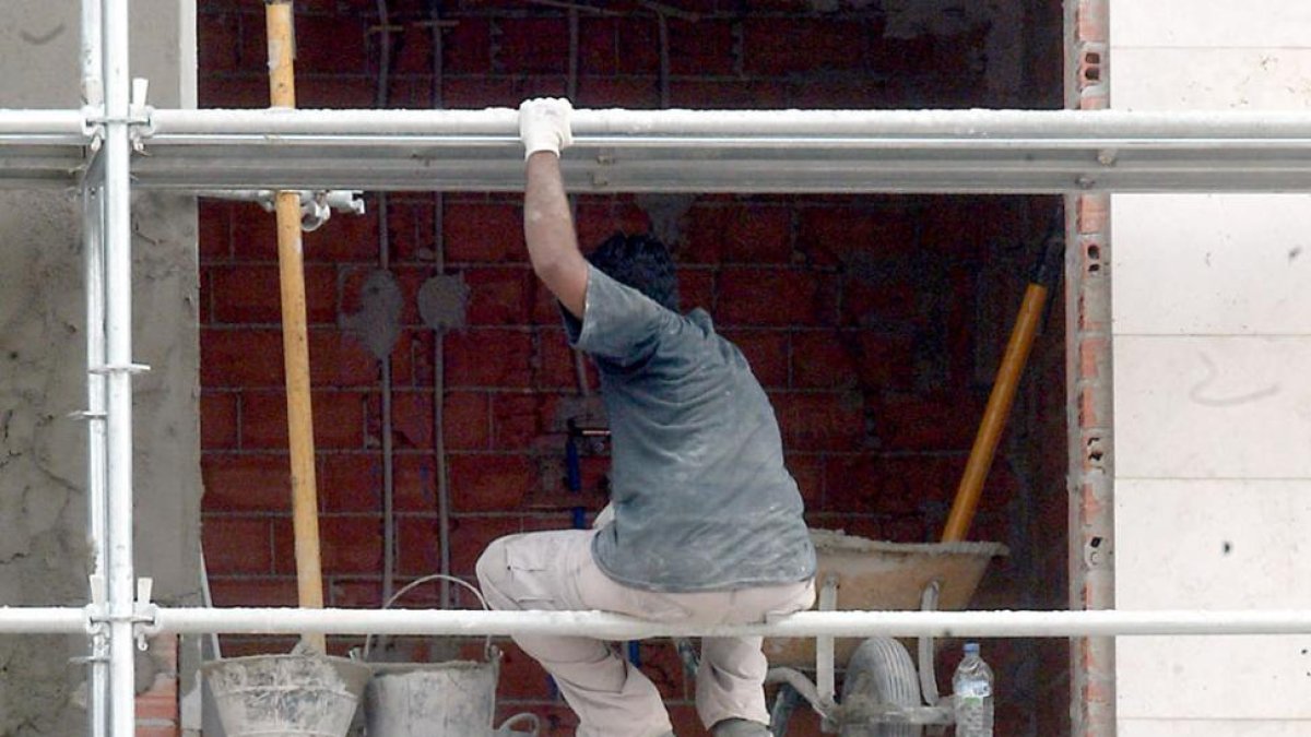 Un hombre desarrolla su trabajo en un obra sin ningún tipo de sujeción.-ISRAEL L. MURILLO