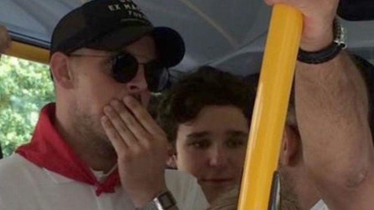 El hijo de Jaime de Marichalar y la infanta Elena, entre los pasajeros de un bus pamplonés, este primer fin de semana sanferminero.-