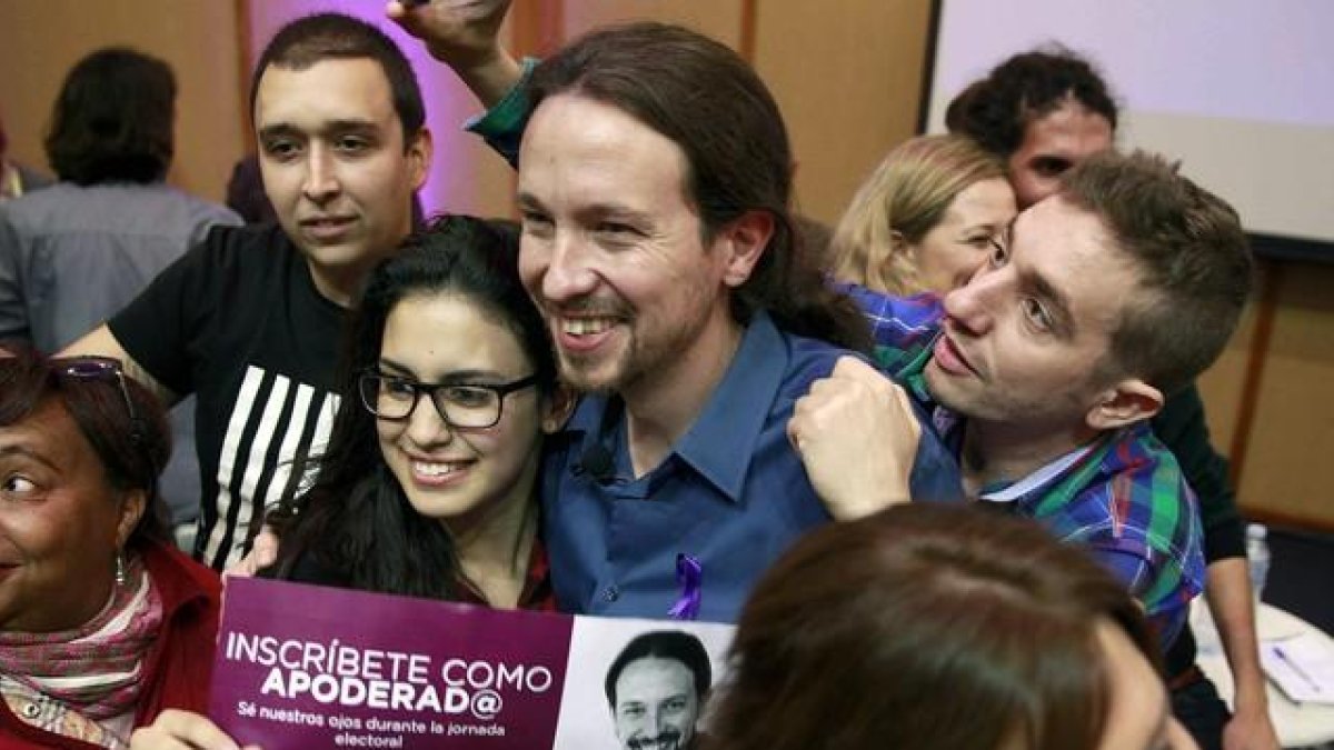 El candidato a la Presidencia del Gobierno de Podemos Pablo Iglesias posa hoy con algunos de los participantes del acto electoral de la Universidad de La Laguna EFE Cristobal Garcia-
