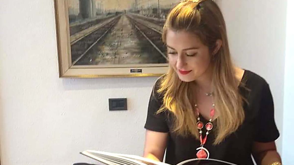 Hernando ojea un libro en una imagen que compartió en sus redes sociales. ECB