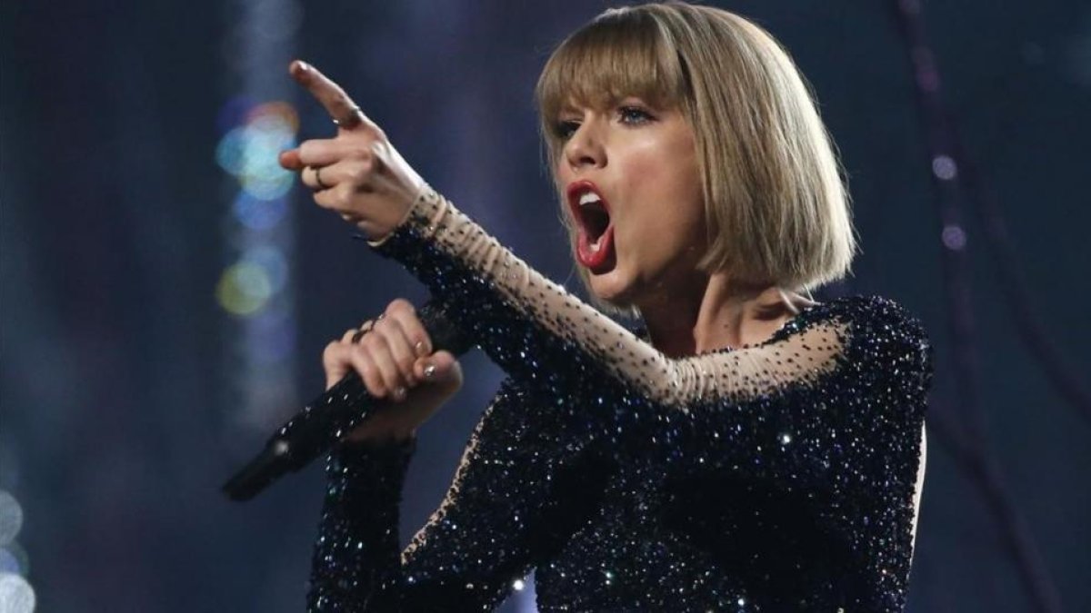 Tayler Swift, durante su actuación en los premios Grammy, el pasado febrero.-MARIO ANZUONI