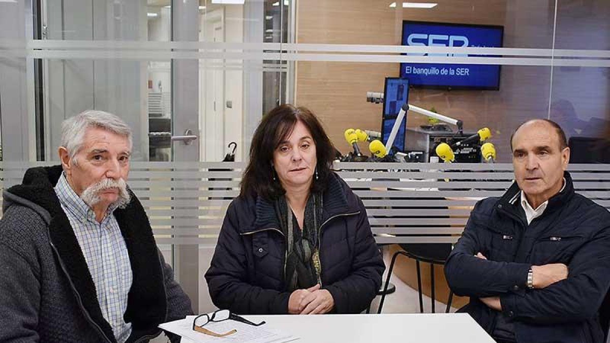 La alcaldesa de Adrada de Haza junto al de Hontangas y el de Campillo.-ECB