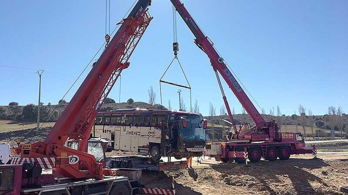 Los trabajos de rescate del autocar siniestrado se reanudaron ayer por la mañana.-GRÚAS DESI