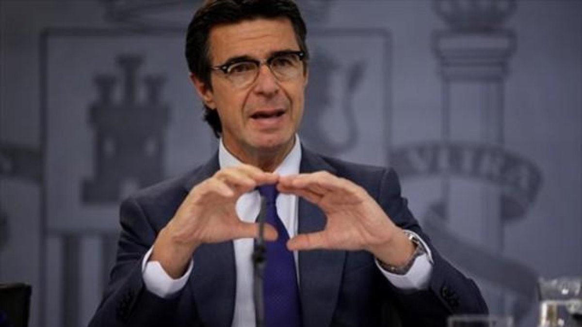 El ministro José Manuel Soria, en una rueda de prensa posterior al Consejo de Ministros.-JOSÉ LUIS ROCA