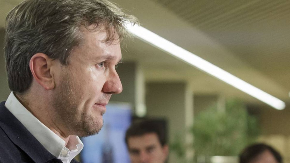 Javier Lacalle, en primer plano, se dirigió a sus compañeros y simpatizantes en el Fórum Evolución.-SANTI OTERO