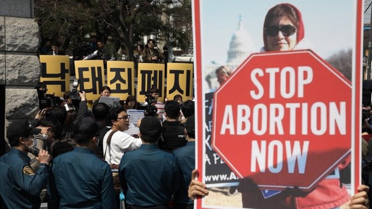 Varias personas protestan contra la ley del aborto frente al Tribunal Constitucional en Seúl Corea del Sur antes del anuncio de su veredicto.-EFE / YONHAP