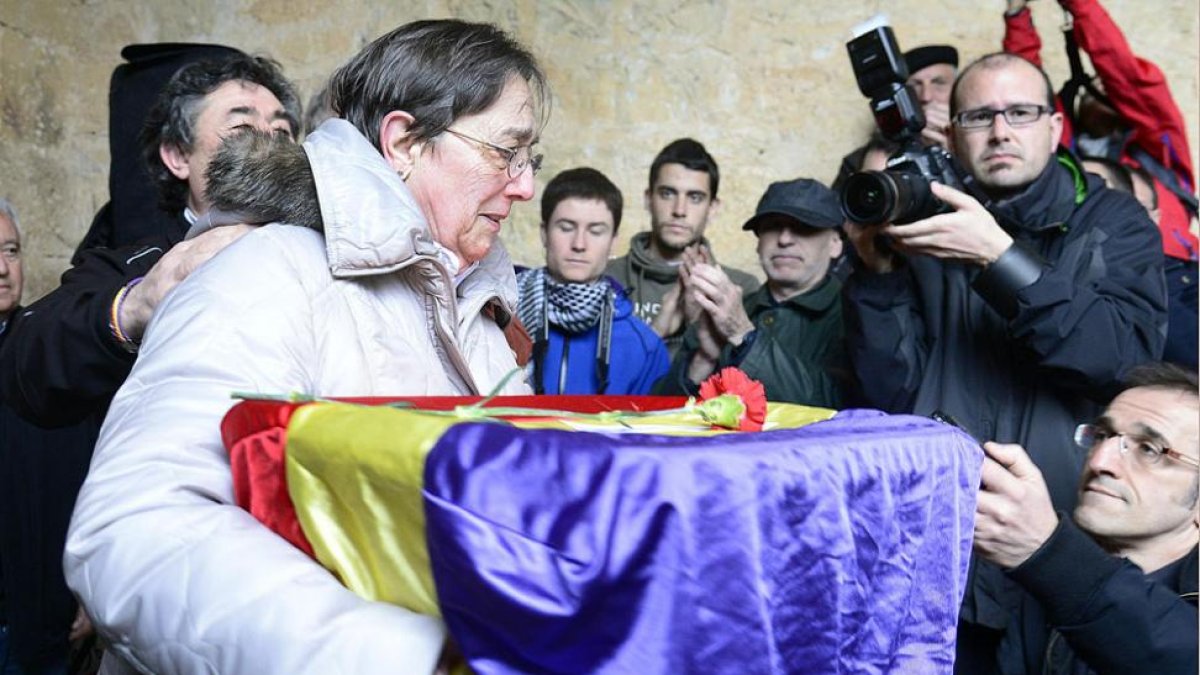 Los familiares recibieron los restos de los fallecidos de manos de los miembros de la Asociación de represaliados.-ICAL