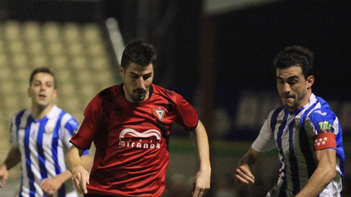 El jugador del CD Mirandés Álex García conduce el balón.-ALFONSO G. MARDONES