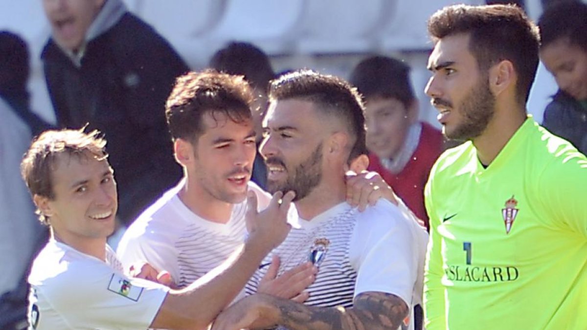 Los jugadores del Burgos CF celebran el gol conseguido por Adrián.-ISRAEL L. MURILLO