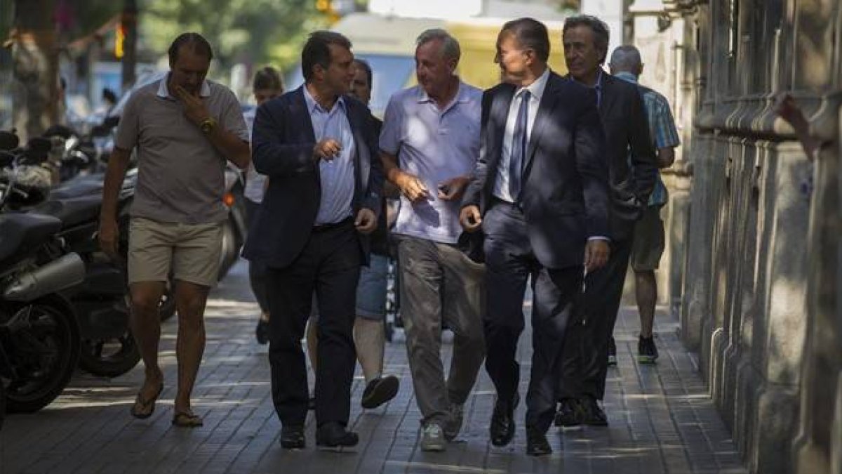 Joan Laporta llega a la sede electoral acompañado de Johan Cruyff.-Foto: CARLOS MONTAÑES