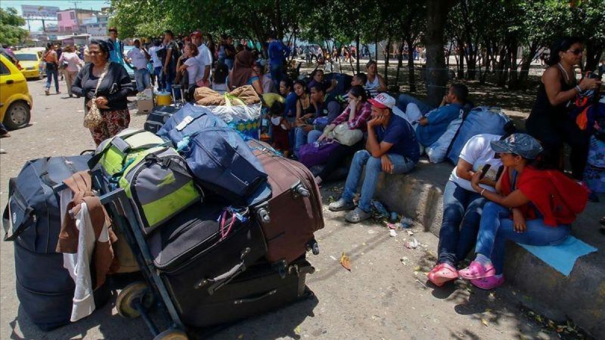 Venezolanos esperando entrar en Colombia.-AFP / SCHNEYDER MENDOZA