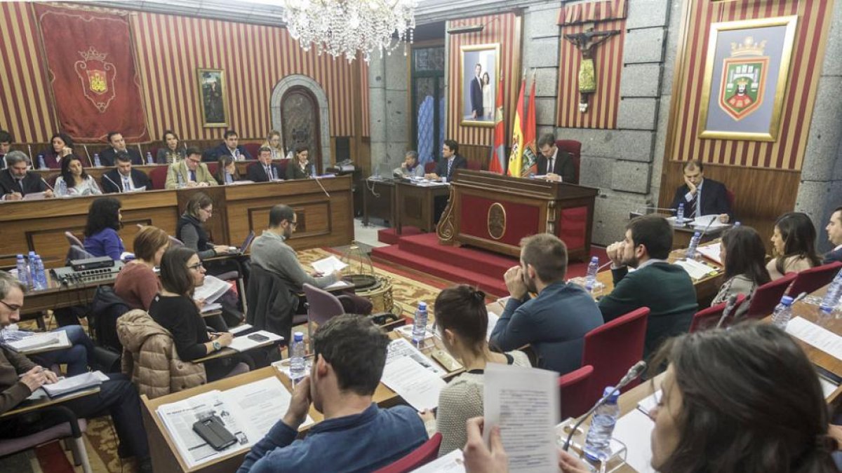 Un momento de la sesión del Pleno extraordinario.-SANTI OTERO
