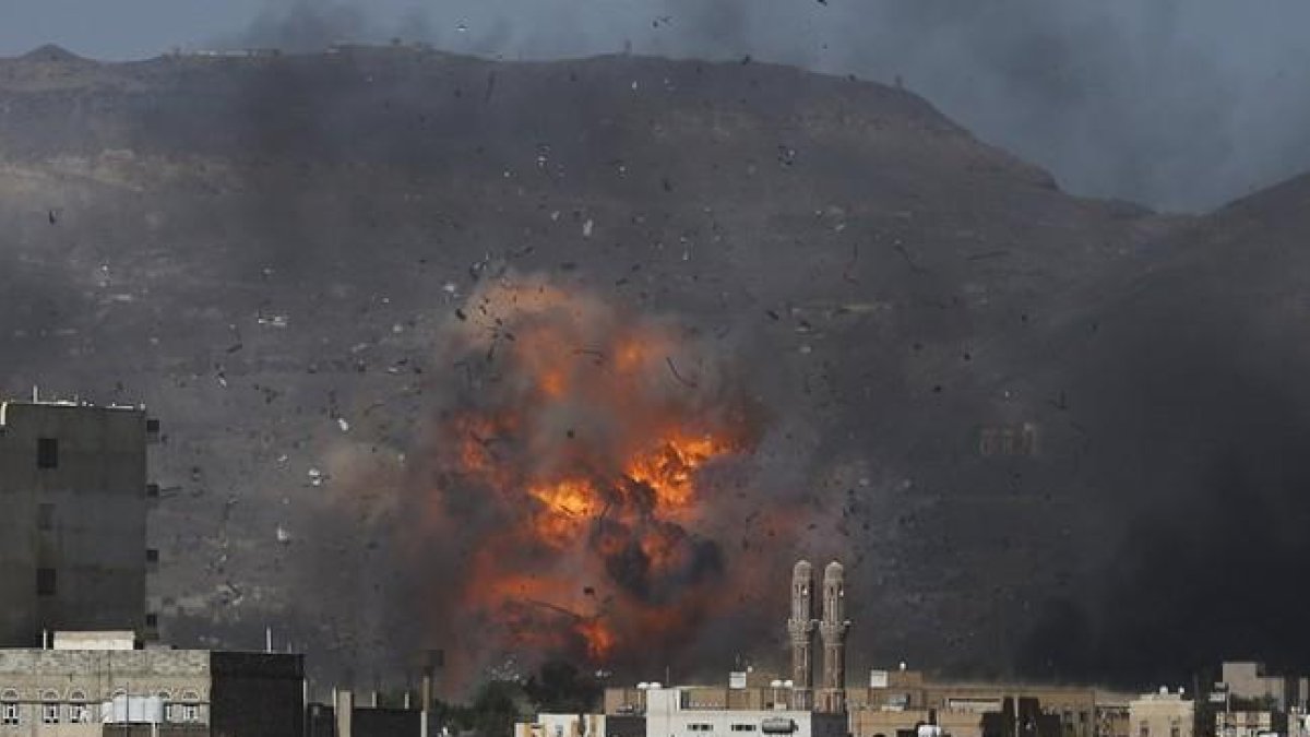 Bombardeo saudí sobre el depósito de munición de una base militar en la capital de Yemen, Saná, en el 2015.-REUTERS