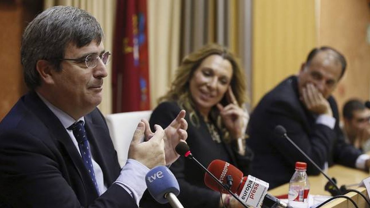 El presidente del Consejo Superior de Deportes (CSD), Miguel Cardenal, junto a la diputada ICAM María Teresa Nadal y el presidente de la LFP, Javier Tebas.-Foto: EFE / FERNANDO ALVARADO