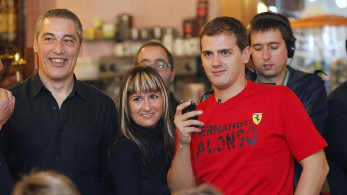 Albert Rivera, junto a la que era su jefa de prensa, Imma Lucas, en noviembre del 2010 en Mataró.-