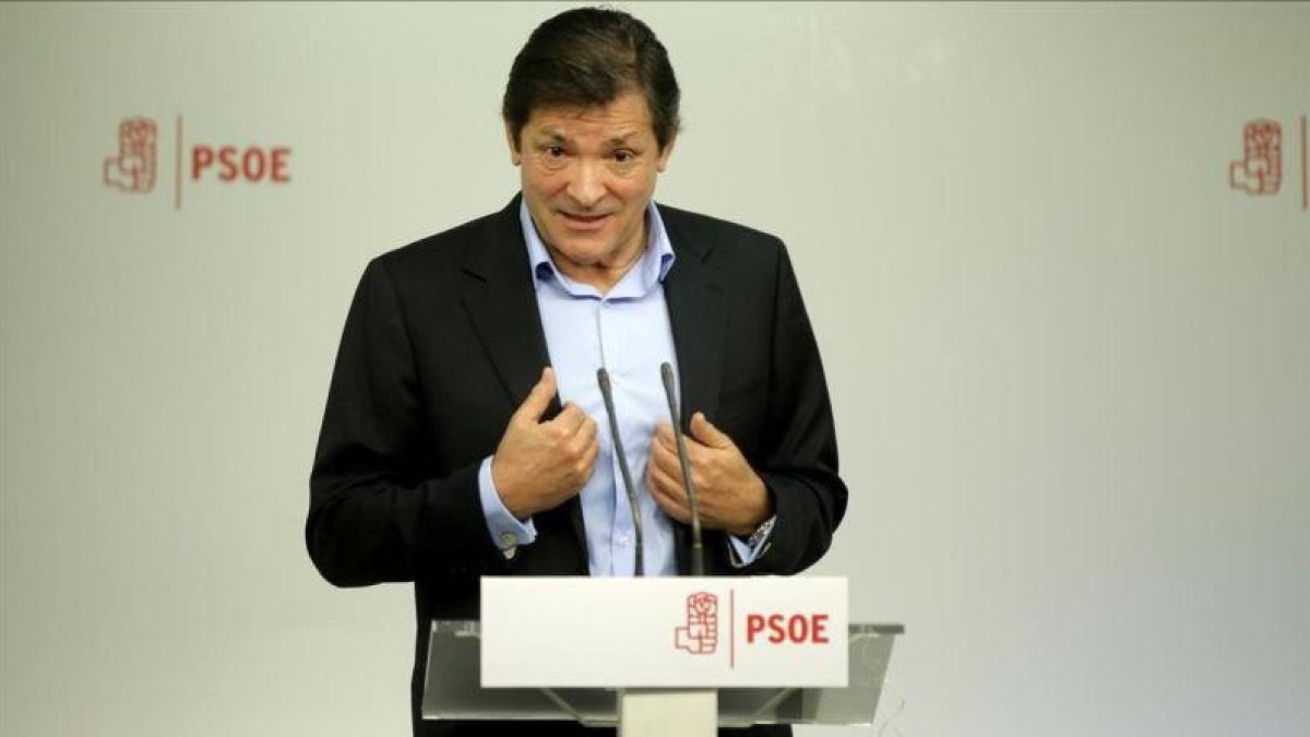 El presidente de la gestora, Javier Fernández, el pasado 20 de febrero en la sede del PSOE.-JOSÉ LUIS ROCA