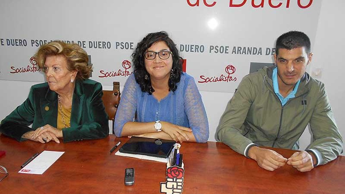 Mar Alcalde junto a Leonisa Ull y Julian Rasero.-L.V.