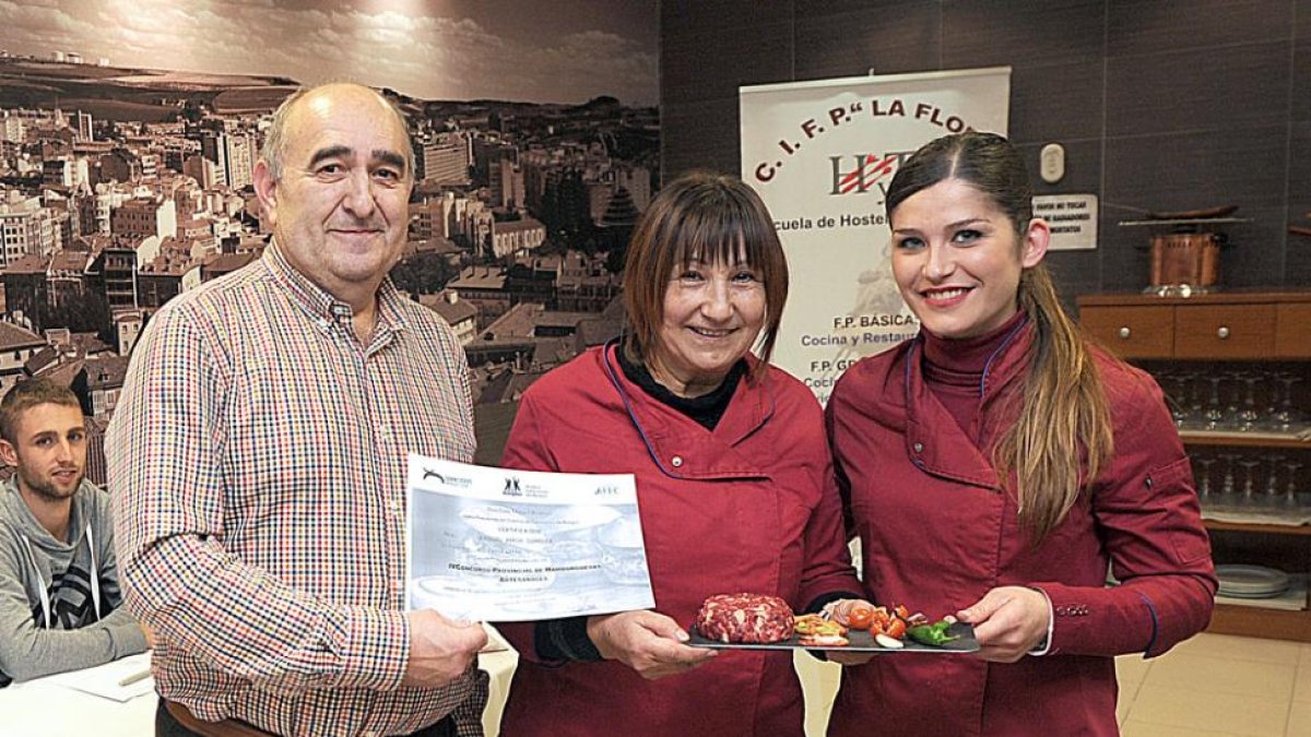 Las carniceras de Arce Carne posan con el presidente de Grecabur.-ISRAEL L. MURILLO