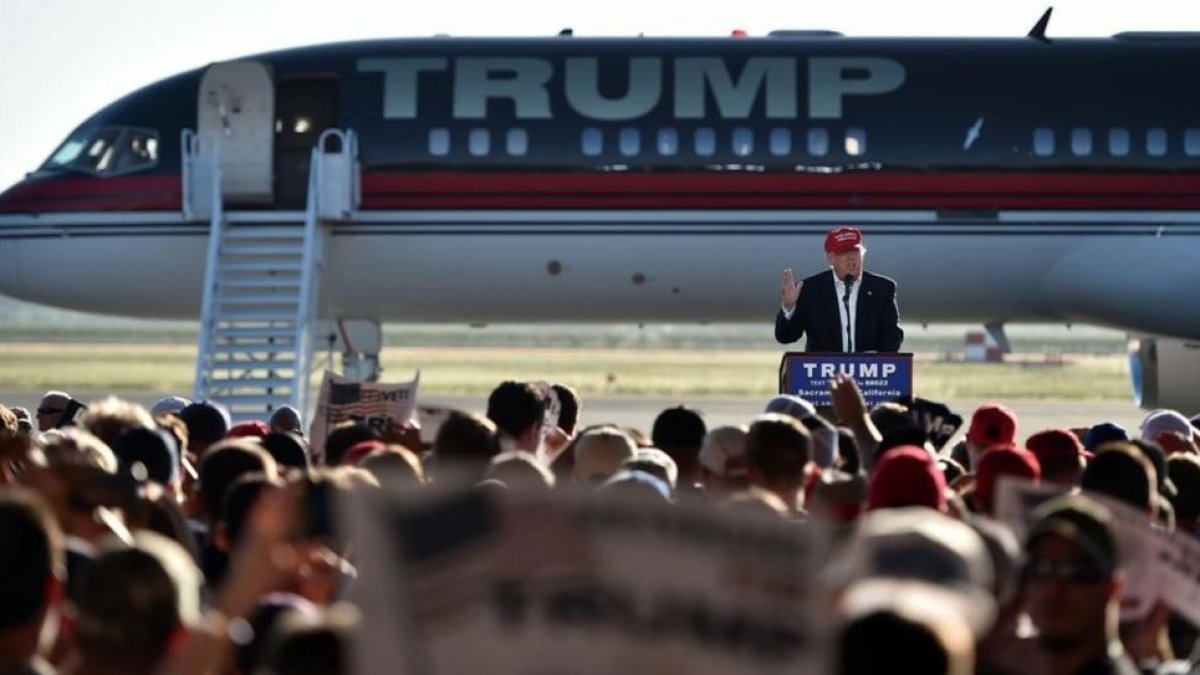 Trump en un mitin a pie de avión en Sacramento (California) el miércoles.-AFP / JOSH EDELSON