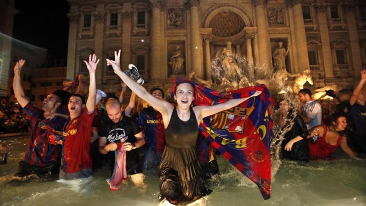 Aficionados azulgrana celebran la final de liga de campeones de 2009 en la Fontana di Trevi.-MIGUEL LORENZO
