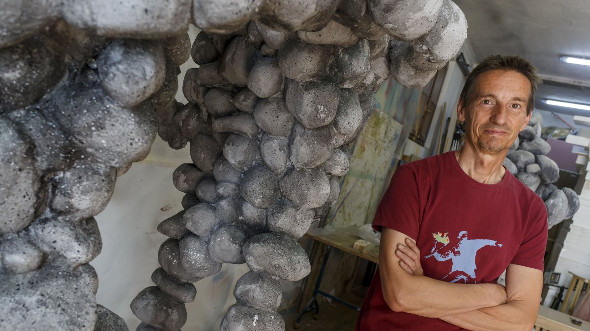 Román Muñoz está detrás de las creaciones de Taller Guirigay desde 1993. SANTI OTERO