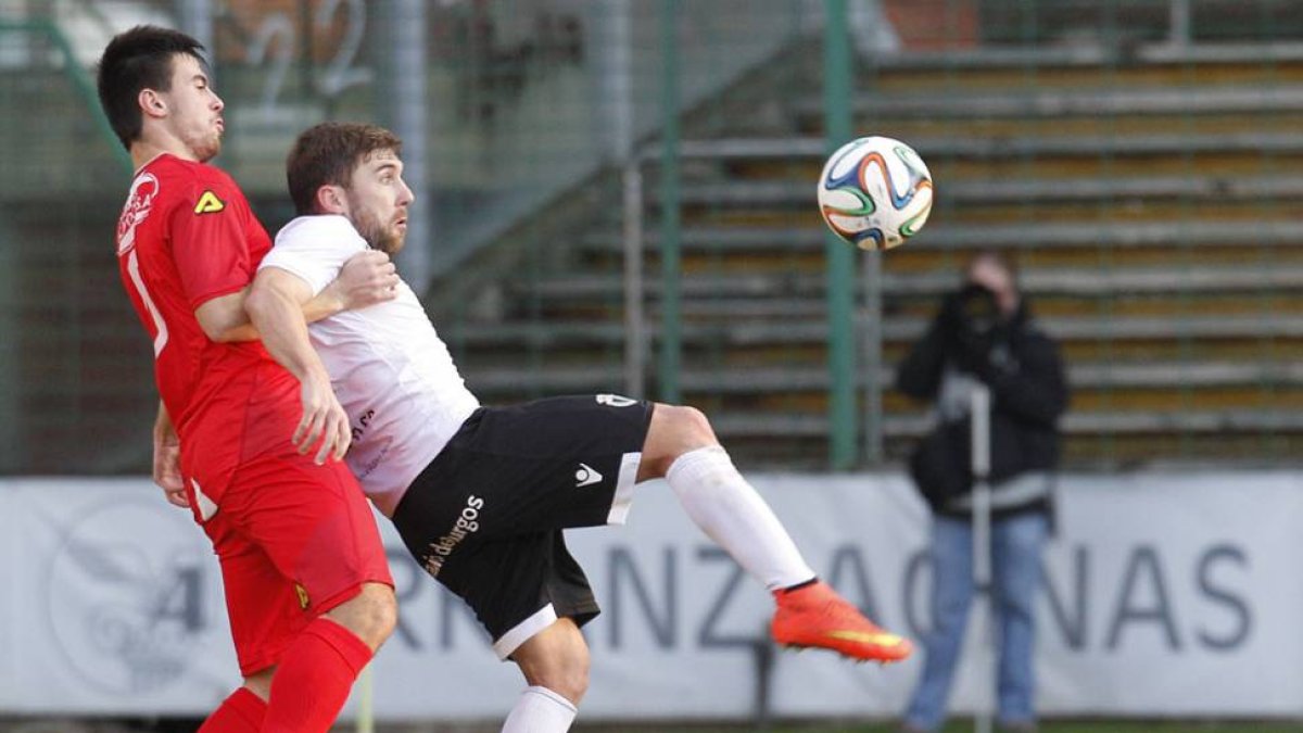 Gabri Gómez se dispone a controlar un balón durante el choque ante el Compostela.-SANTI OTERO