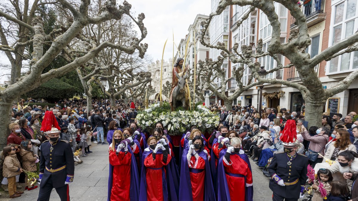 La imagen de Jesús en la borriquilla a su paso por el Paseo del Espolón. SANTI OTERO
