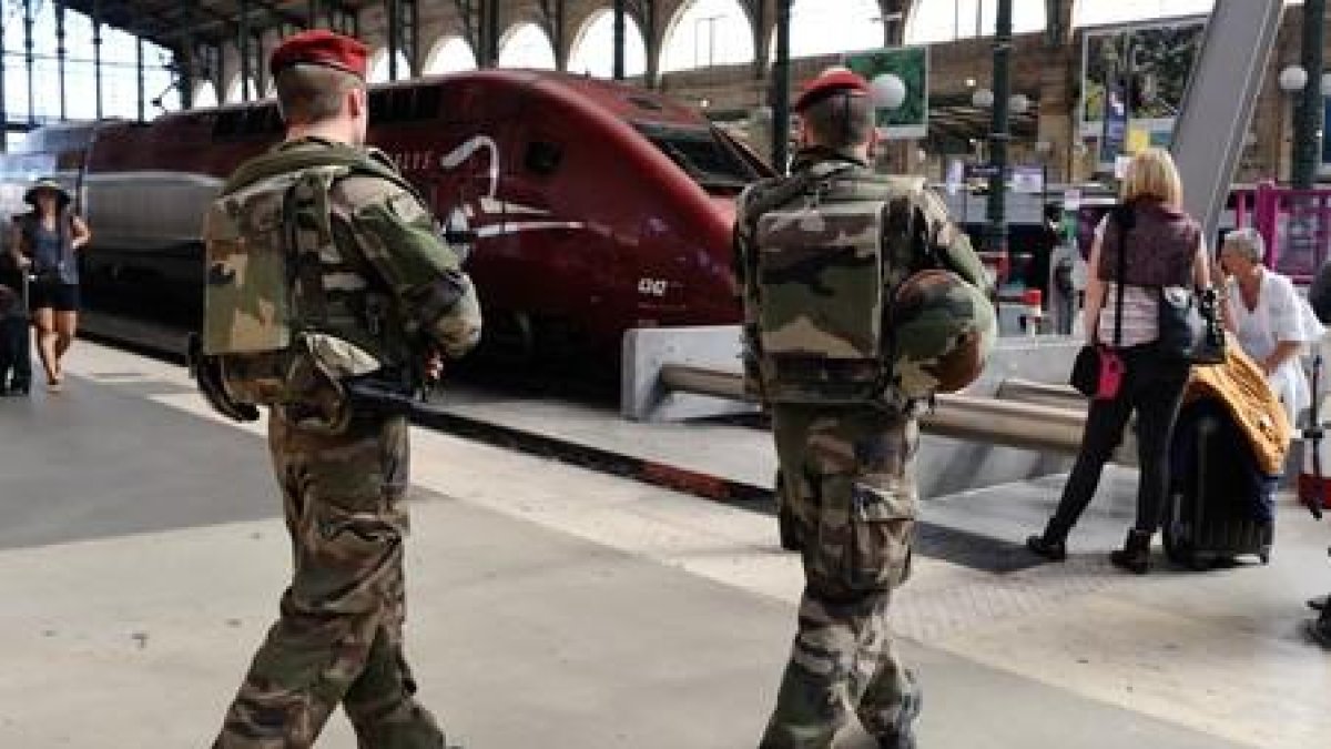 Militares patrullan en la Gare du Nord, en París.-BINTA (AP)