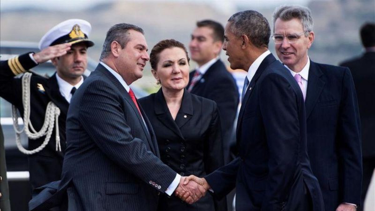 Obama, a su llegada al aeropuerto de Atenas, donde fue recibido por el ministro griego de Defensa, Panagiotis Kommenos.-BRENDAN SMIALOWSKI