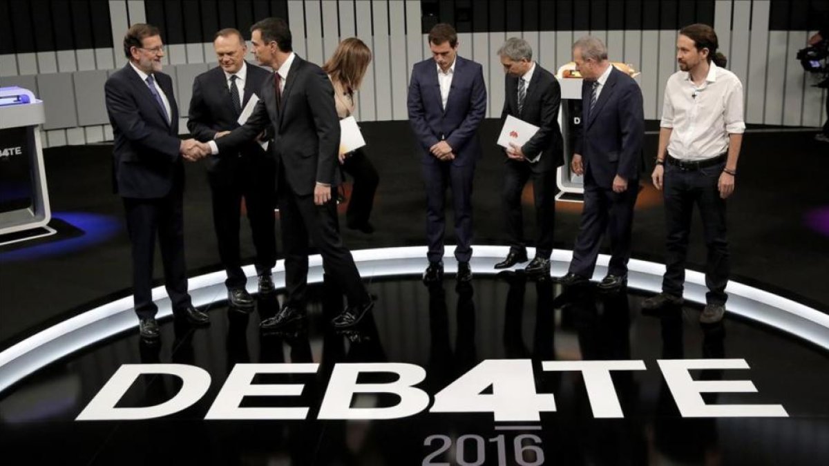 Los principales candidatos para las elecciones generales, este lunes, junto a los presentadores del debate a cuatro-JOSÉ LUIS ROCA